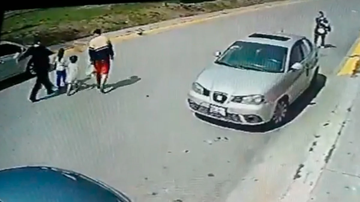 Mujer propina patada a menor de edad en la calle; ya buscan a la agresora