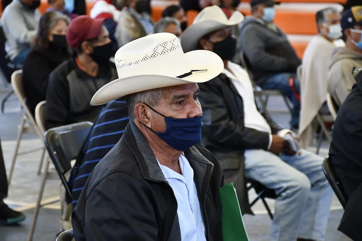 Entregan apoyos a adultos mayores en Pátzcuaro