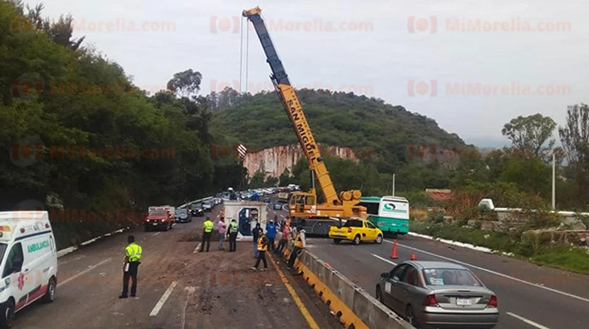 Se desprende contenedor de camión de carga, en la Morelia-Pátzcuaro