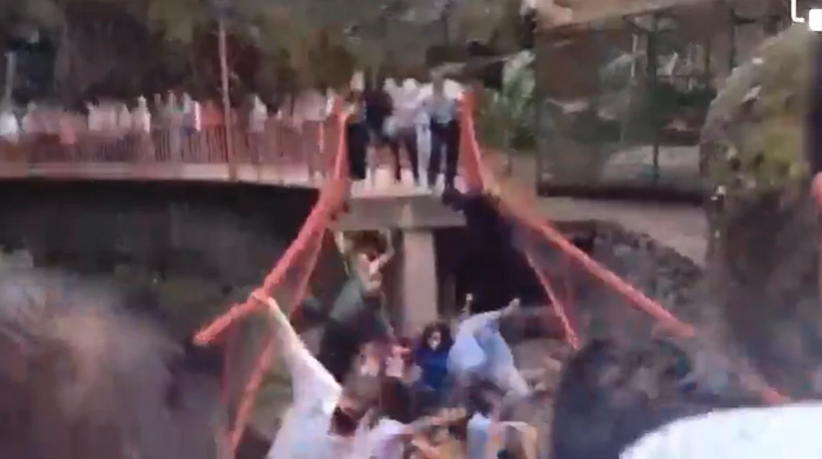 Puente en Morelos colapsa el día de su inauguración con todo y presidente