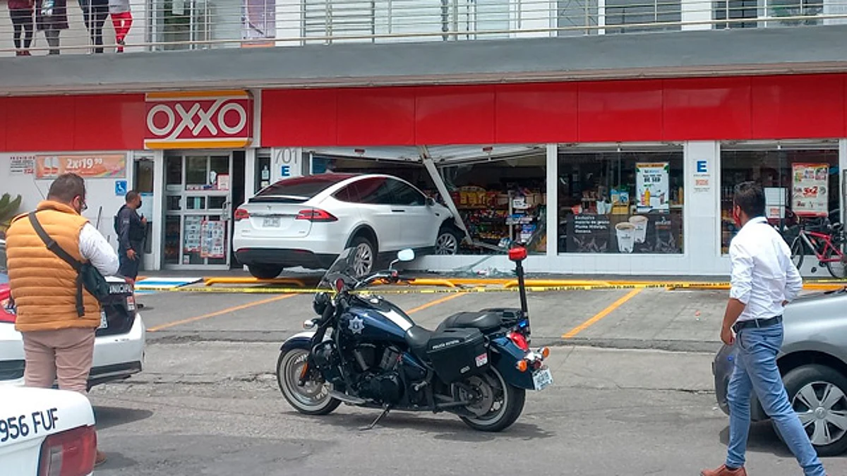 Tesla se estrella en una tienda Oxxo de Pachuca