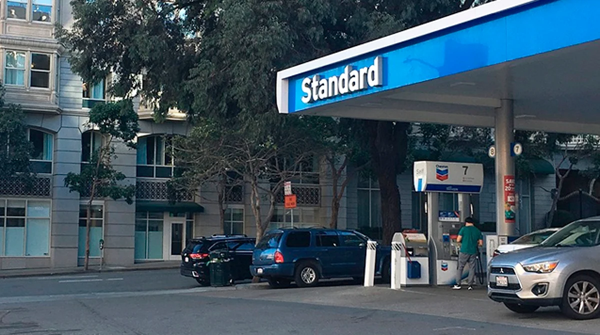 Gasolina en EU casi toca los 7 dólares ($140) por galón