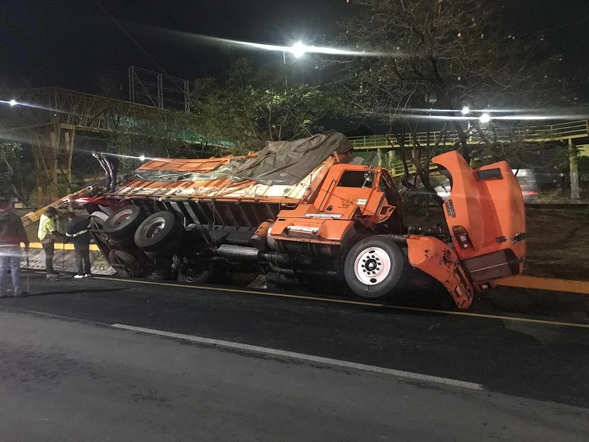 Camioneta y camión de carga chocan en Morelia