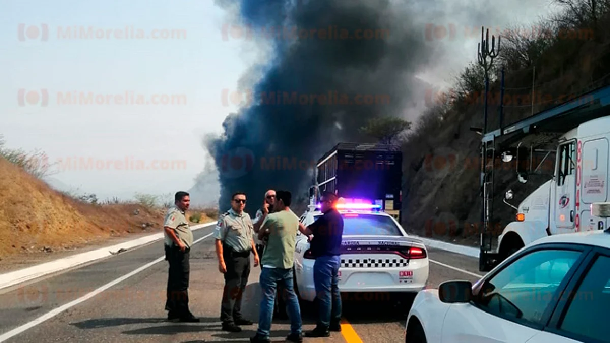 Chocan tráileres en la autopista Siglo XXI; uno se incendia