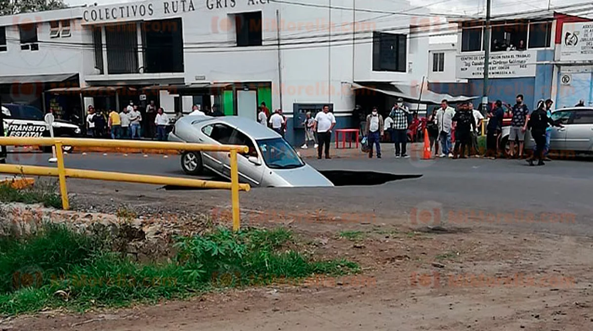 Se abre socavón en Morelia y ya cayó el primer auto