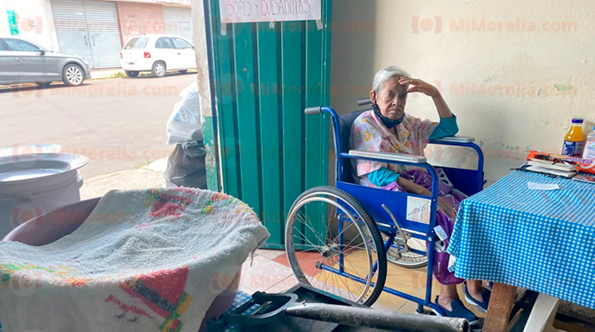 Morelia: piden comprarle a doña Camelia; se cayó y necesita dinero