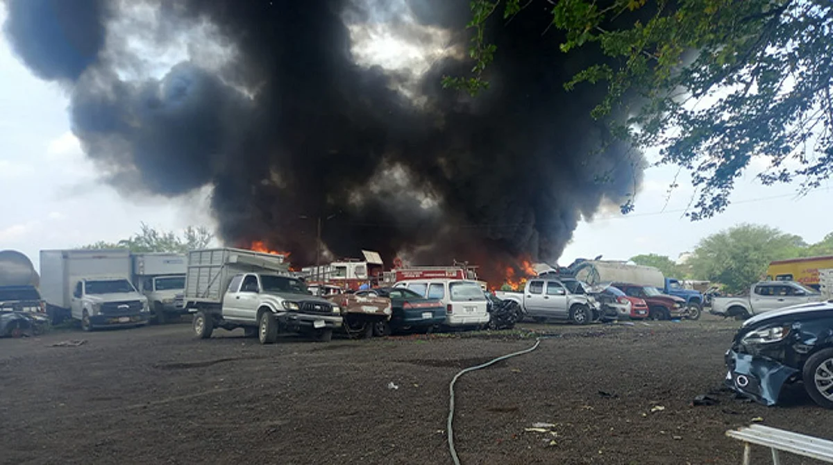 Incendio consume al menos 100 vehículos en el corralón de Apatzingán