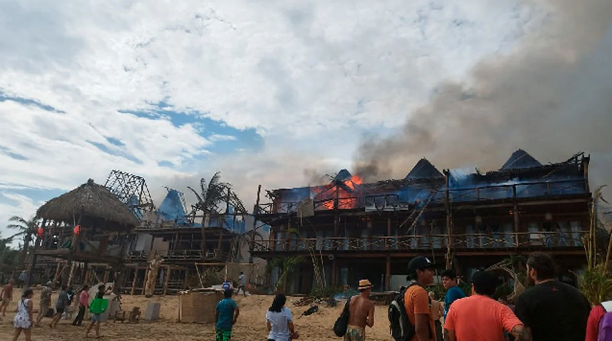 Reportan fuerte incendio en Zipolite; se extendió por al menos 10 negocios
