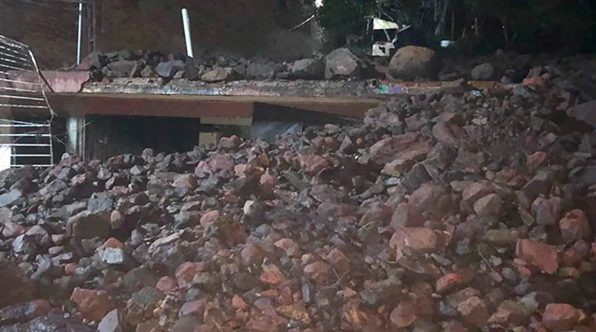 Deslave de cerro deja al menos 4 casas sepultadas en Pajacuarán, Michoacán