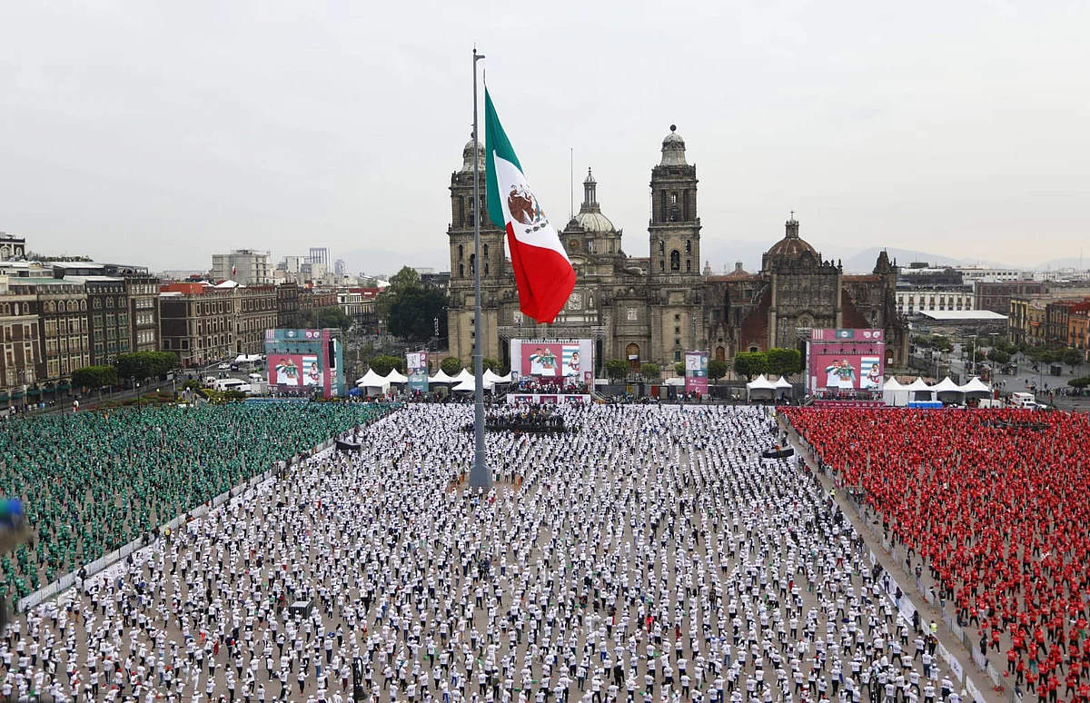 CDMX logra Récord Guinness con clase masiva de box en el Zócalo