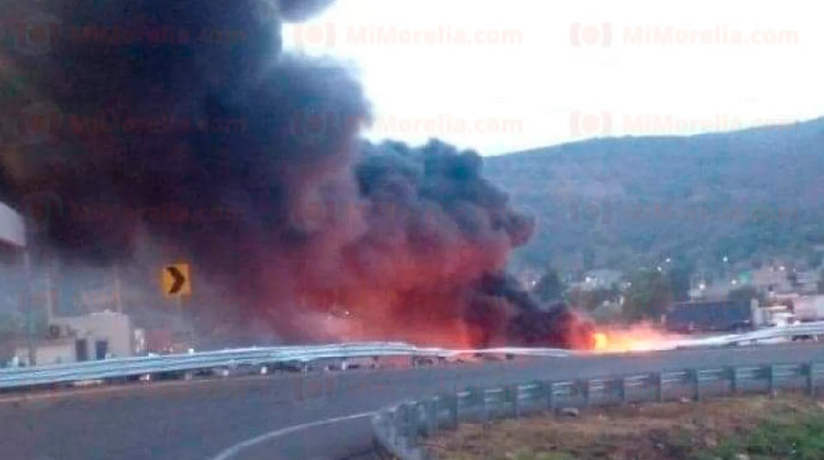 Tráiler pipa vuelca y se incendia en el municipio de Copándaro