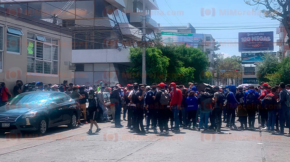 Bloquea ONOEM avenida Lázaro Cárdenas en Morelia
