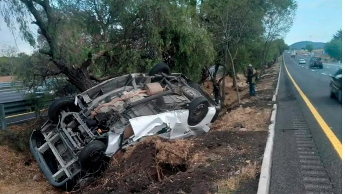 Camioneta vuelca en autopista México-Querétaro, deja al menos 12 muertos