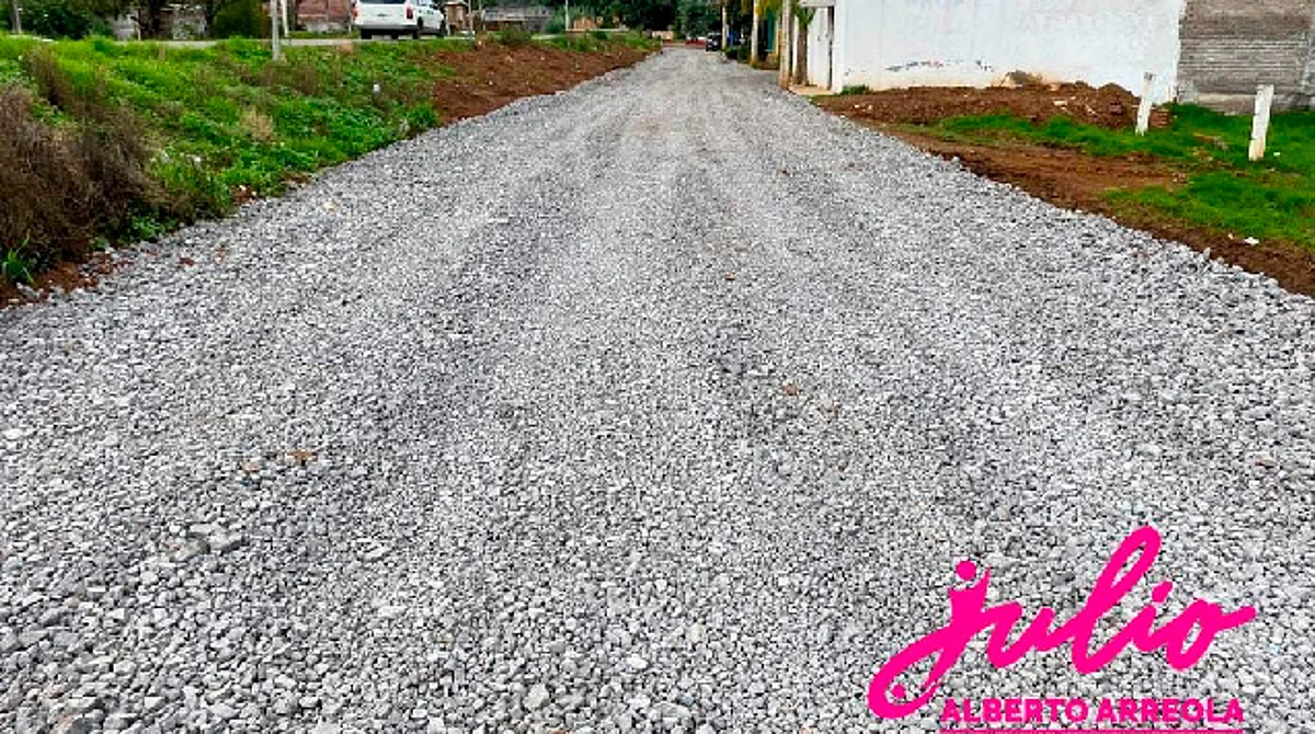 Ecograva llega a colonias vulnerables para mejorar caminos y calles de Pátzcuaro: Julio Arreola