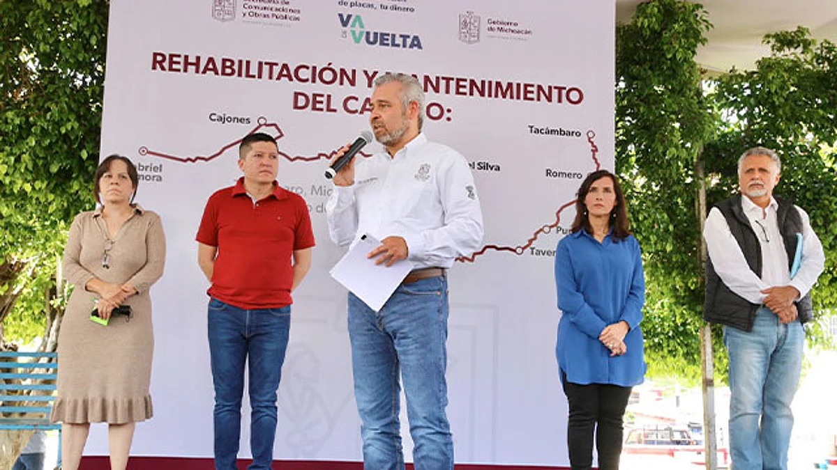 En esta primera etapa se realiza bacheo aislado, algunos riegos de sello, señalamiento horizontal y vertical y en las zonas más dañadas, se realizarán algunas sobrecarpetas