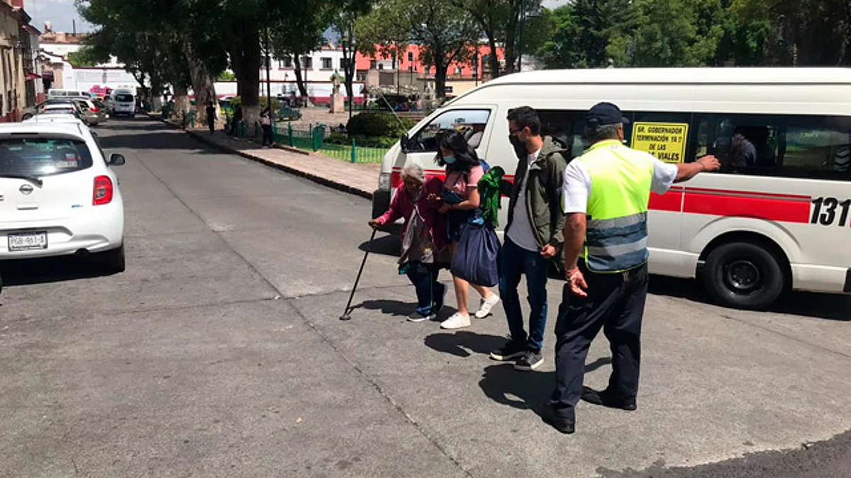 Elementos de SSP realizan labores en apoyo a peatones, en el Centro de Morelia