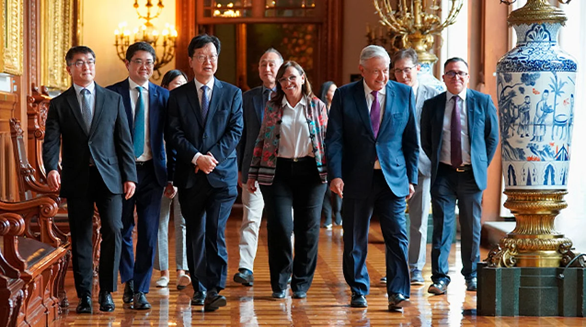 AMLO recibe en Palacio Nacional al presidente de Samsung