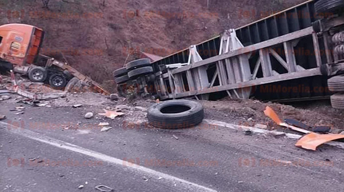 Choca tráiler de Pemex contra camión cargado de contenedores en la Siglo XXI