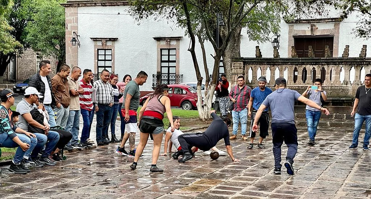 Imparten a Policía Turística taller vivencial del tradicional Juego de Pelota