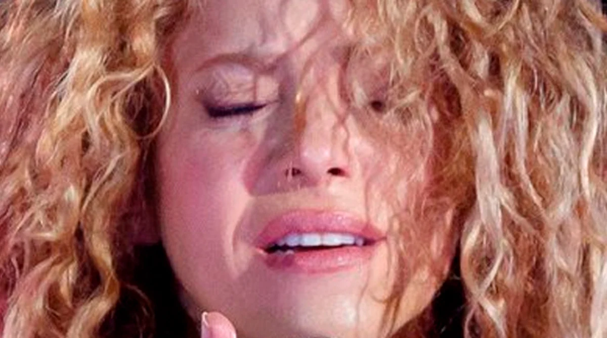 Captan a Shakira triste en día lluvioso mientras conduce por Barcelona