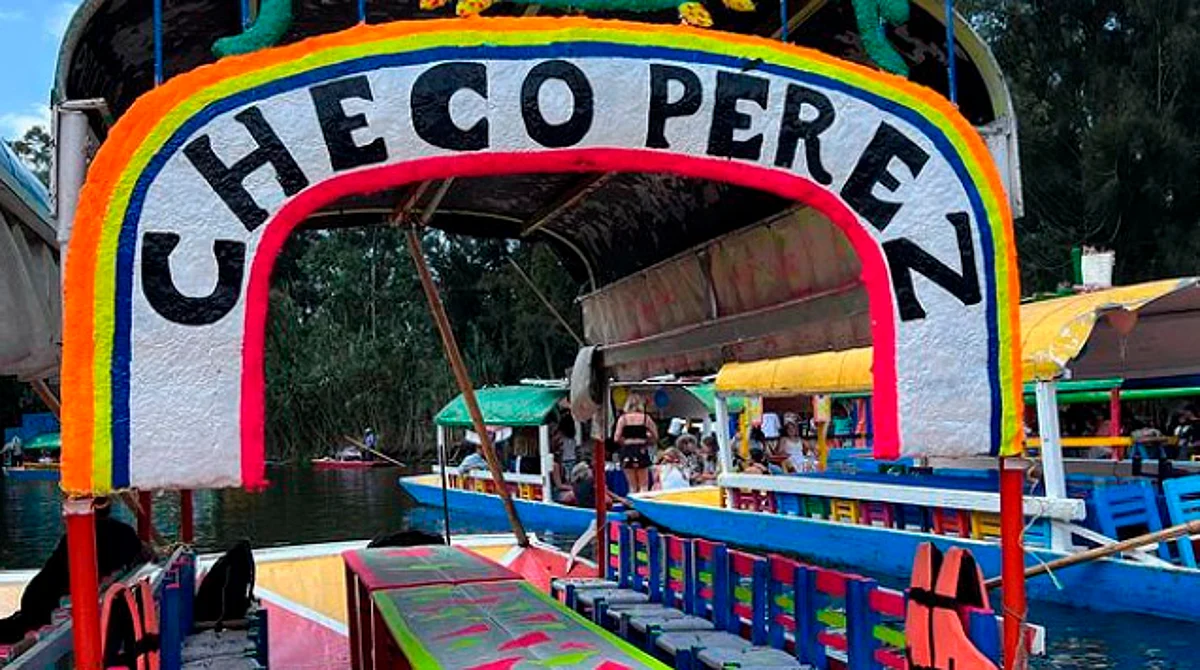 Checo Pérez ya tiene trajinera en su honor en Xochimilco