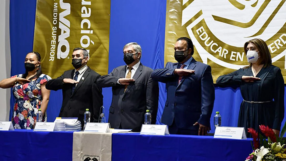 Julio Arreola realizó la clausura del ciclo escolar de la generación 2019-2022 de la UVAQ en Pátzcuaro