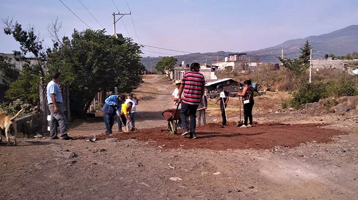 Morelianos arreglan por su cuenta calles de su colonia
