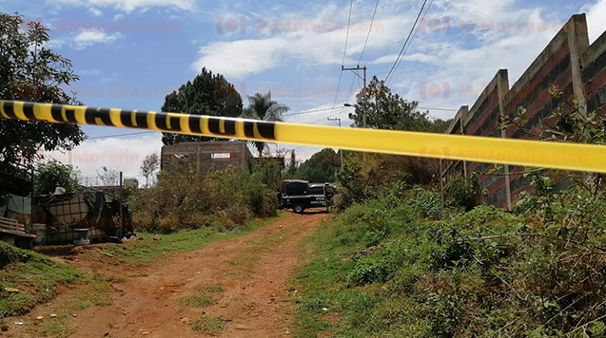 Michoacán: por olor vecinos hallan cadáver embolsado en terreno baldío