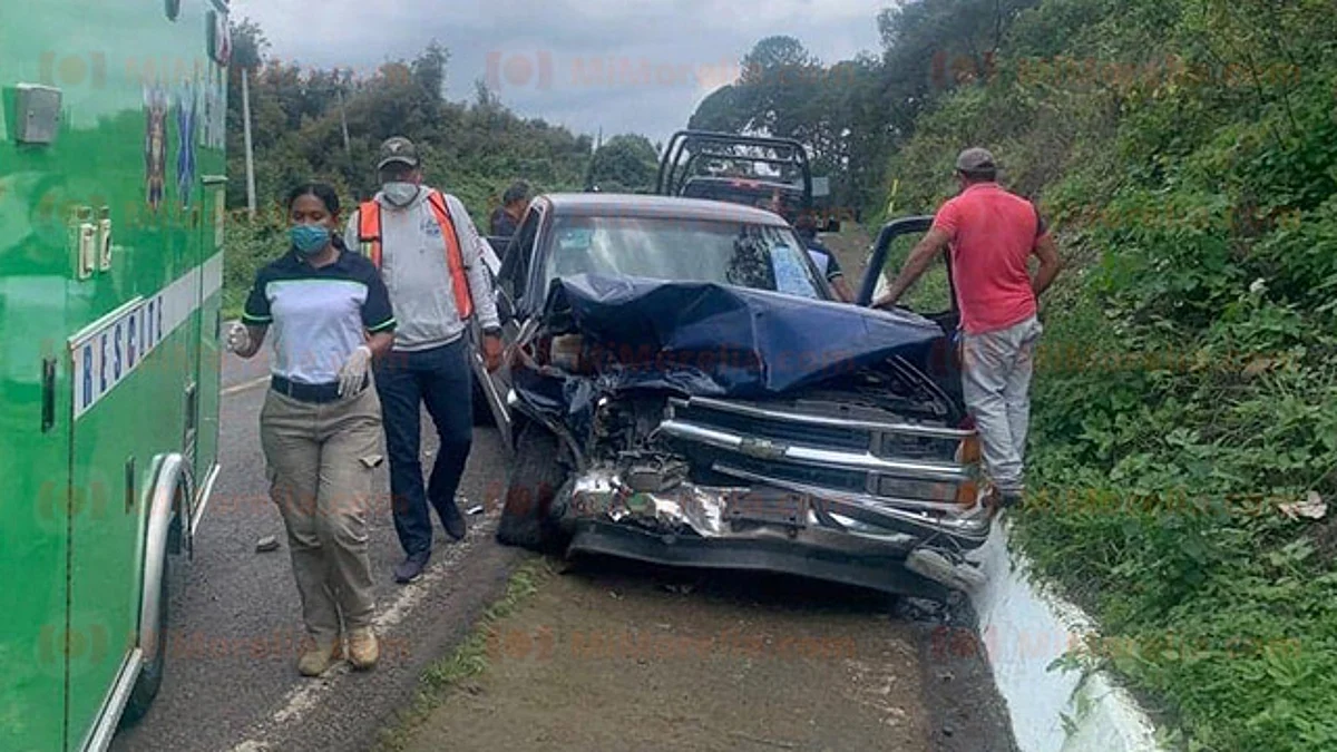 Madre e hija resultan heridas en choque de 2 camionetas, en Uruapan