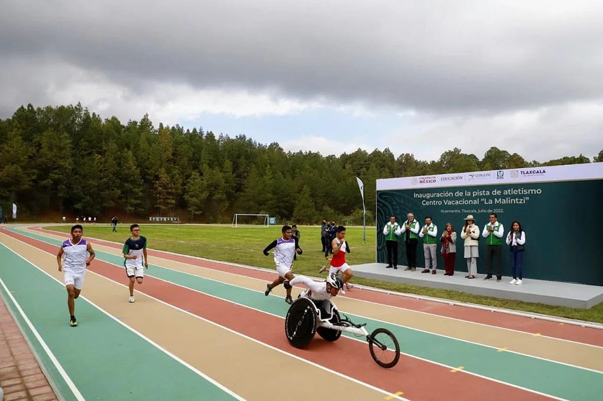 En la pista, de seis carriles y con material certificado por la Federación Internacional de Atletismo, deportistas mexicanos y extranjeros podrán practicar entre la altura y la naturaleza