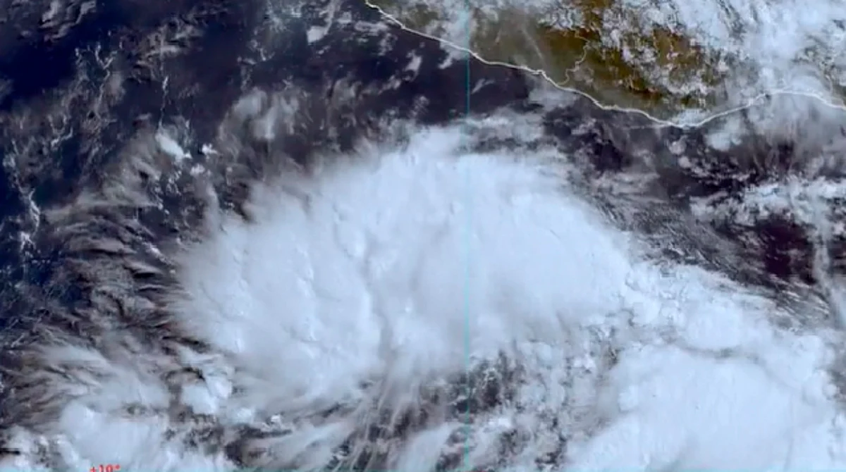 El fenómeno climatológico no tocaría las costas mexicanas, pero se desplazaría paralela a ellas