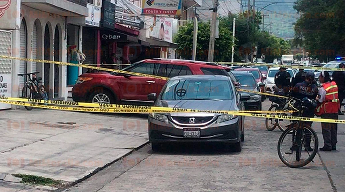 Hallan a hombre muerto adentro de un auto, en Morelia