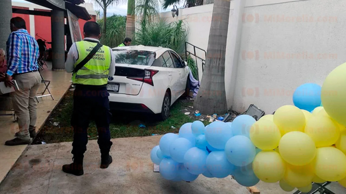 Se mete con todo y carro a la fiesta en Tarímbaro y deja a 11 invitados heridos