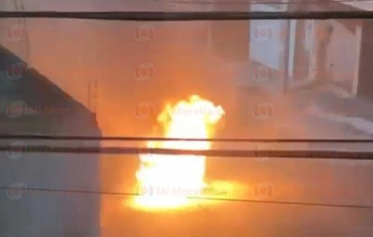 Arde vehículo en la colonia Félix Ireta de Morelia