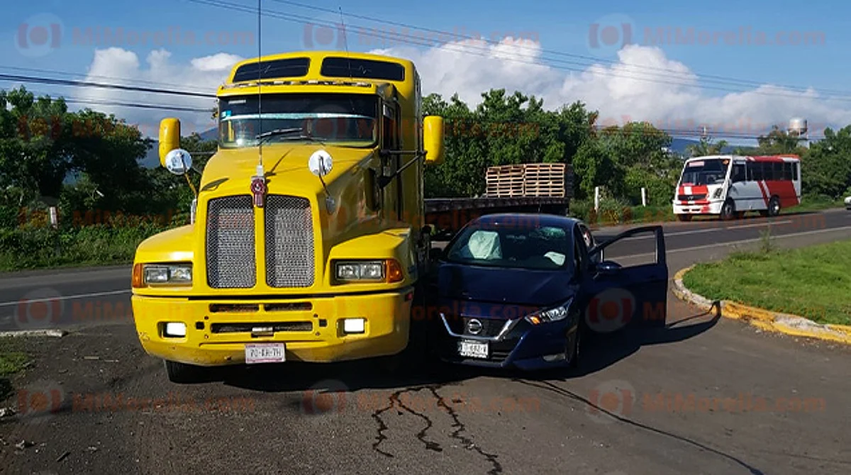 Auto y tráiler chocan en la salida a Quiroga sobre la avenida Madero Poniente