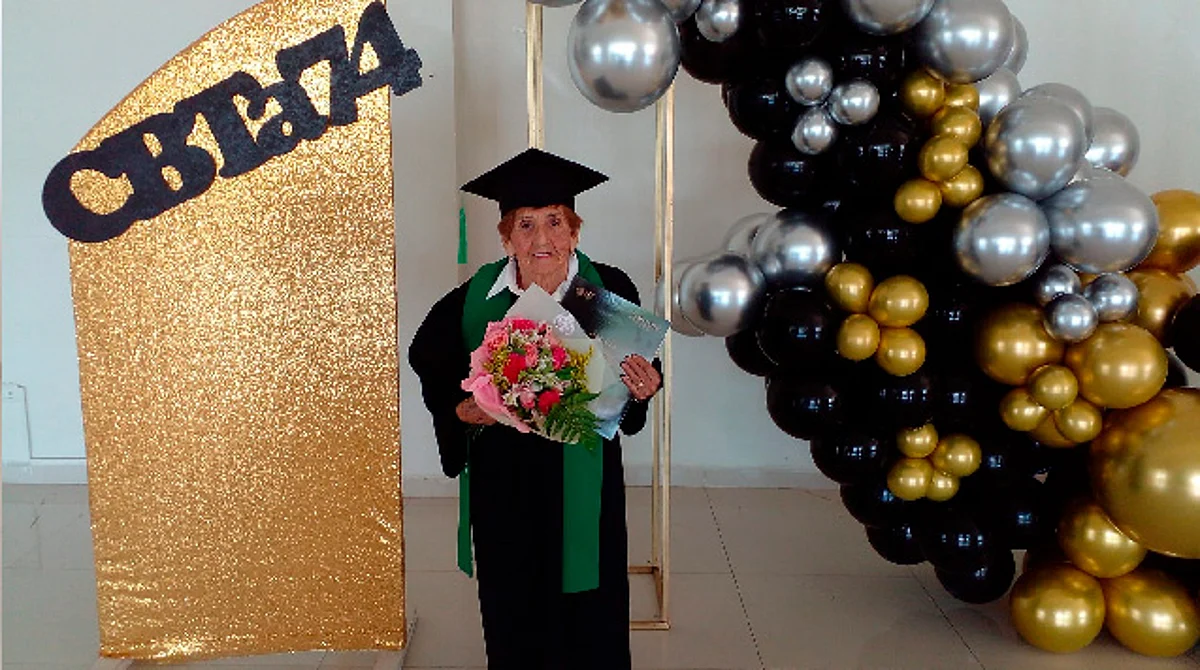 Abuelita se gradúa del bachillerato a los 84 años