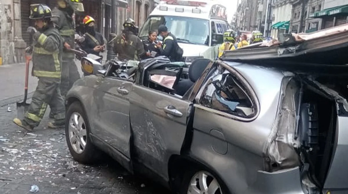 Muere conductor tras caer con su auto desde estacionamiento en azotea de CDMX