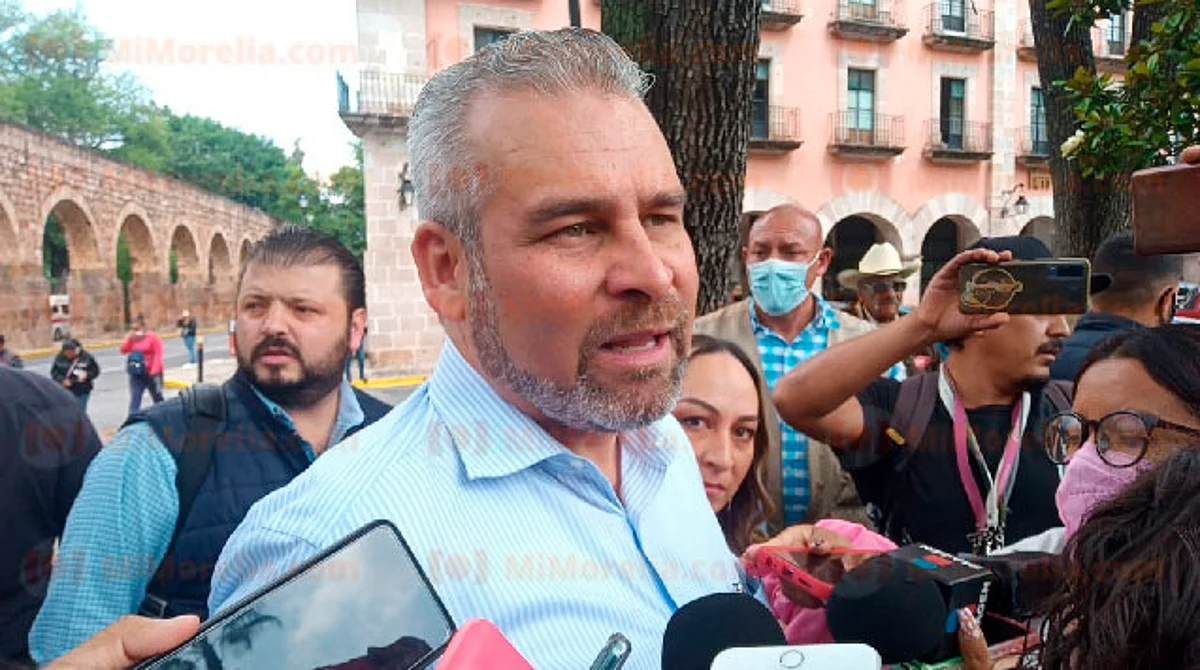 Gobernador de Michoacán emite su voto en proceso interno de Morena