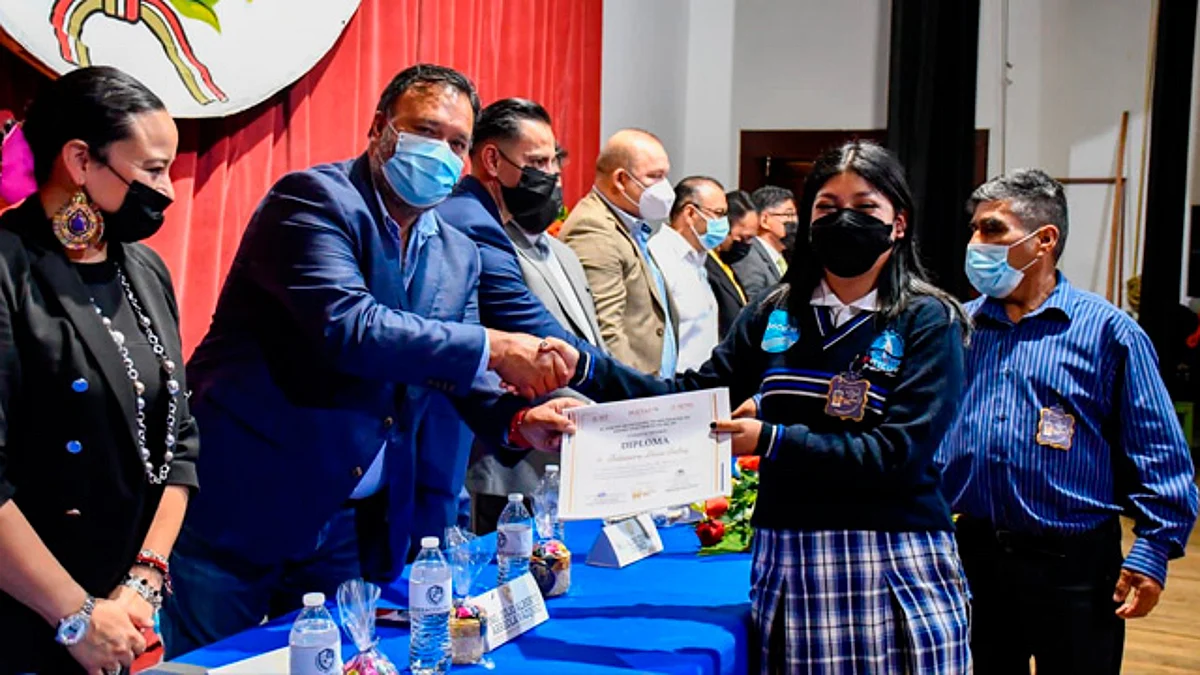 Orgullo y honestidad deben regir vida profesional de jóvenes que concluyen ciclo escolar: Julio Arreola