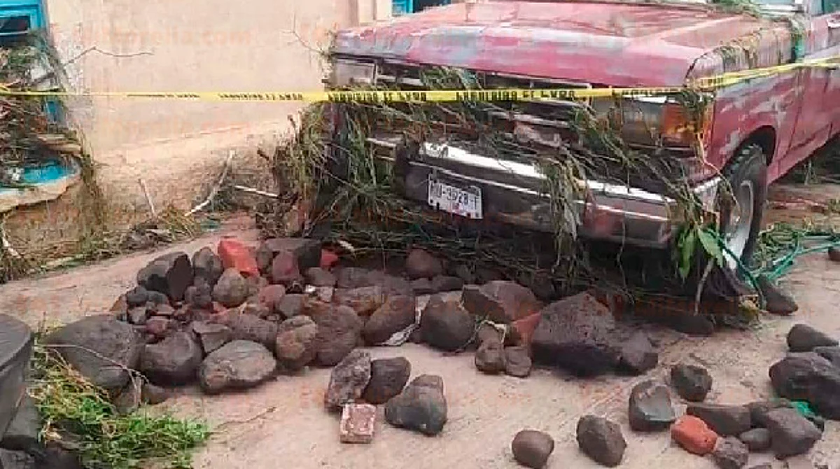 El caudal de agua arrastró lodo y piedras