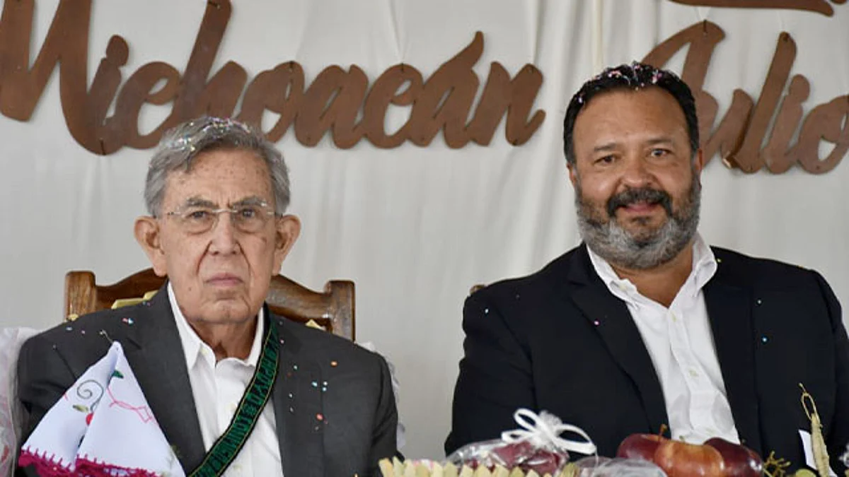 Pátzcuaro: Julio Arreola y Cuauhtémoc Cárdenas, asisten a la graduación del internado "Melchor Ocampo"