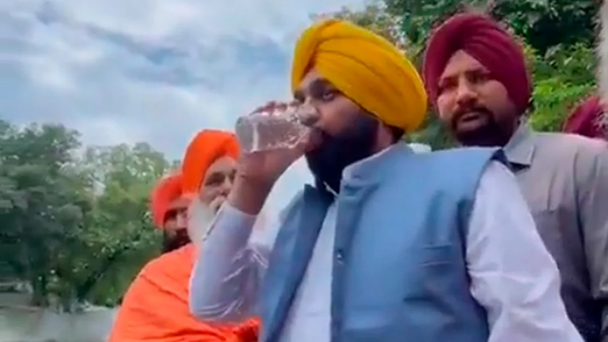 Primer ministro de Punjab bebe agua de río y termina hospitalizado