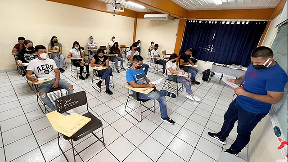 Destacó que con la aplicación del examen CENEVAL para entrar a las normales hay garantía de transparencia