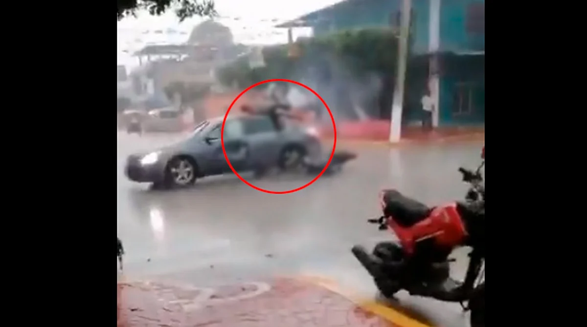 Queda en video impactante choque de motociclistas contra auto