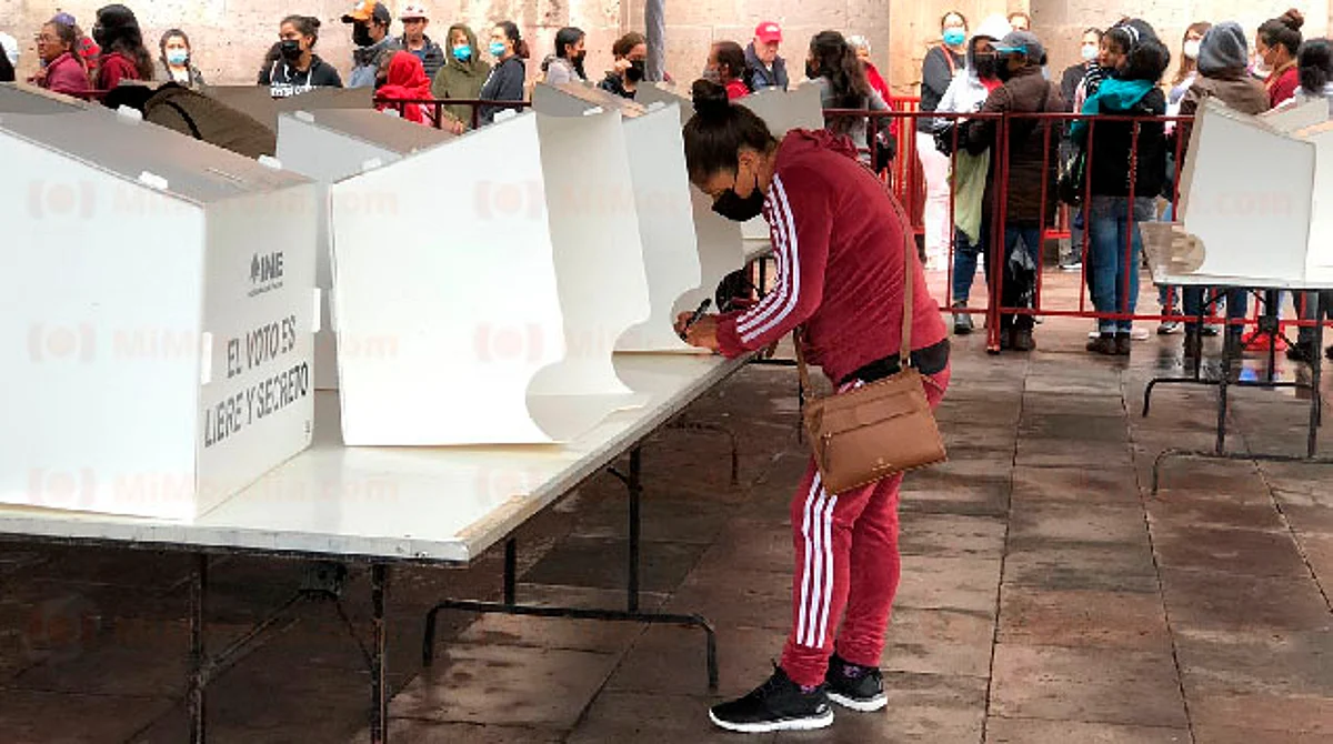 En Morelia, con retraso inicia votación de consejeros de Morena