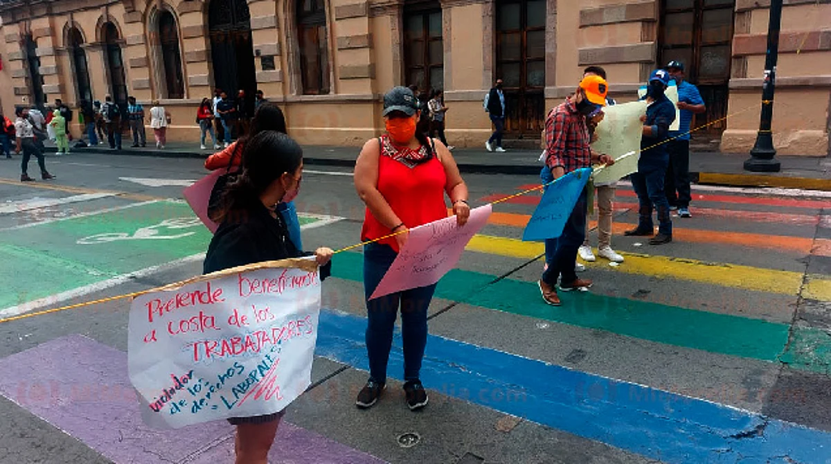 Trabajadores de confianza despedidos toman instalaciones del Congreso
