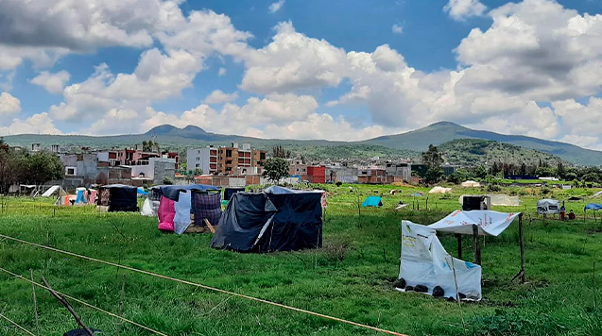 Morelia: desalojan a más de 100 paracaidistas y detienen a 5