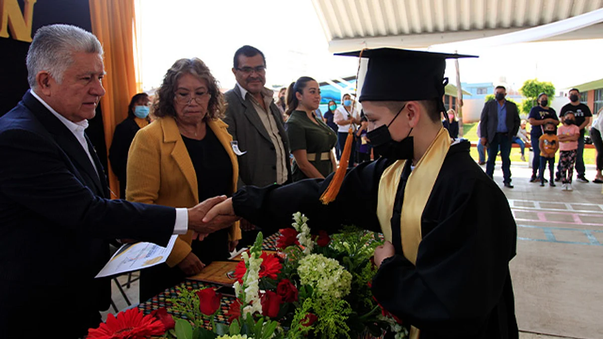 Egresa nueva generación que inició su educación luchando por Escuelas de Tiempo Completo