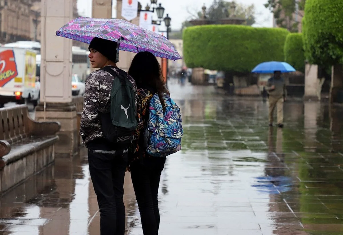 Evitar correr al cruzar las calles o avenidas encharcadas