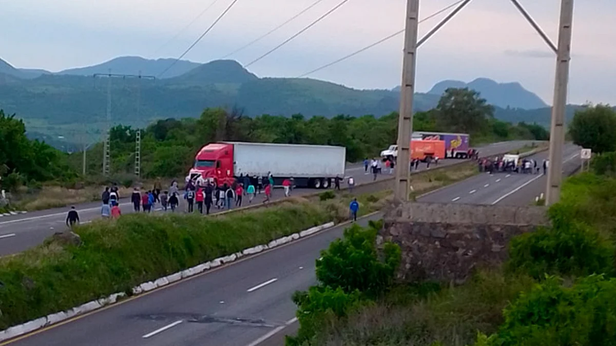 Reportan nuevamente presencia de normalistas en la Morelia-Pátzcuaro